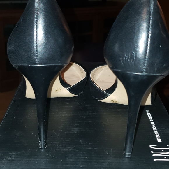 Black Pumps - Picture 4 of 6